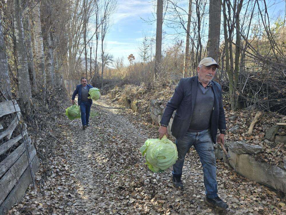 63 yıldır birlikteki kardeşleri eşleri de ayıramadı! Tarla, ev hepsi ortak 4